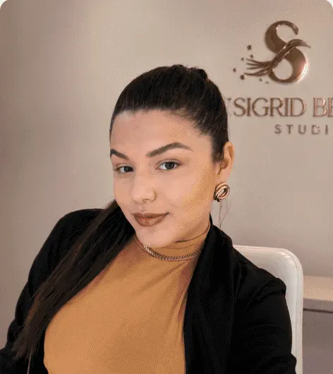 Hevellyn, micropigmentadora da Sigrid Beauty em Fortaleza, no studio